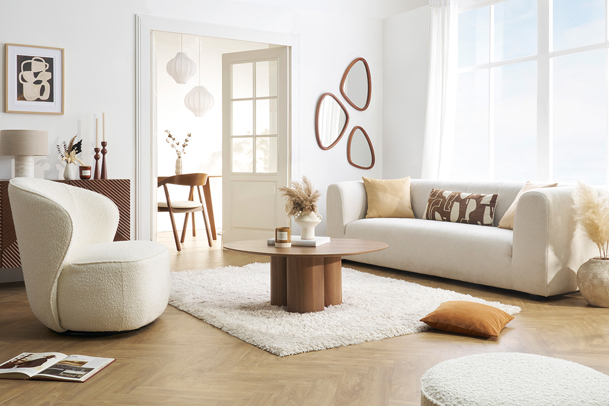 Int�rieur moderne avec fauteuil, table basse et lampe SEMA sur buffet.