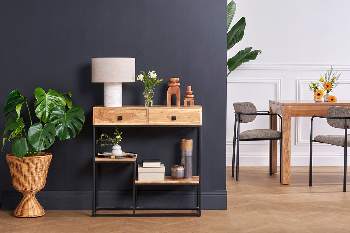 Lampe � poser effet travertin et abat-jour en lin sur une console en bois avec d�coration v�g�tale.