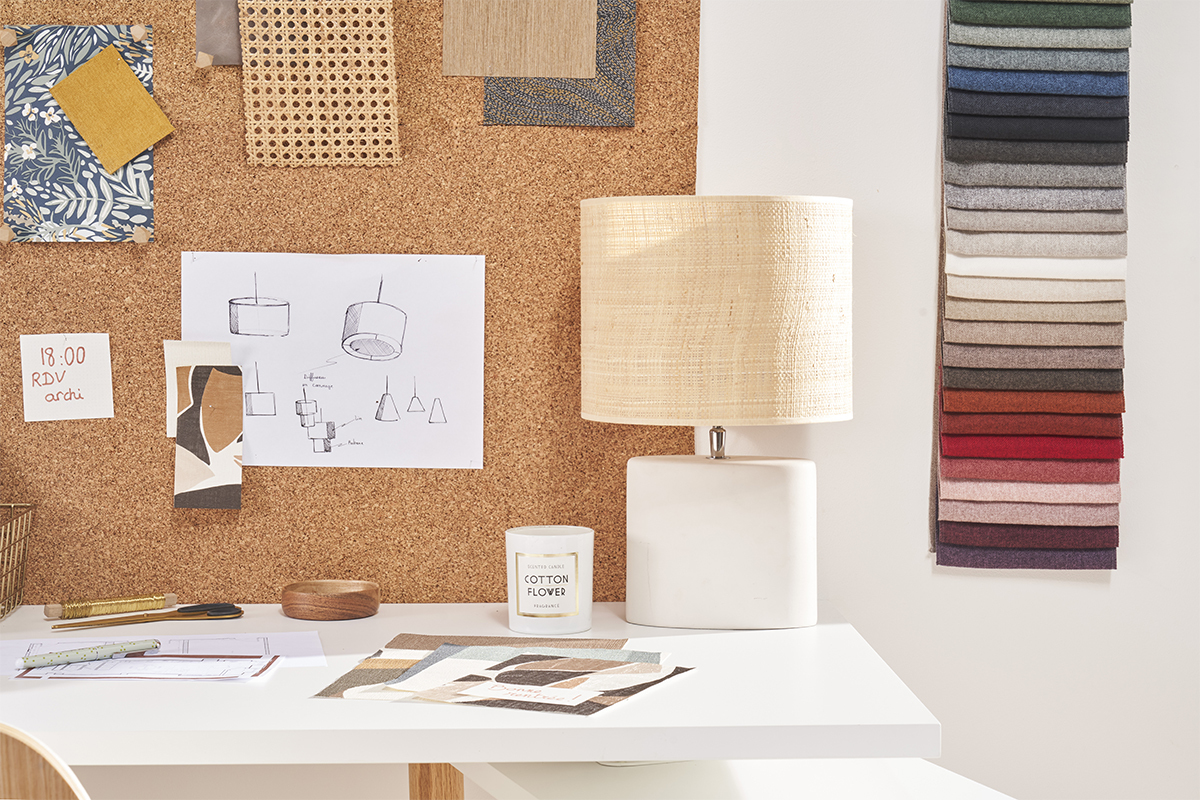 Lampe � poser en c�ramique blanc mat et abat-jour en raphia naturel H40 cm TIGA