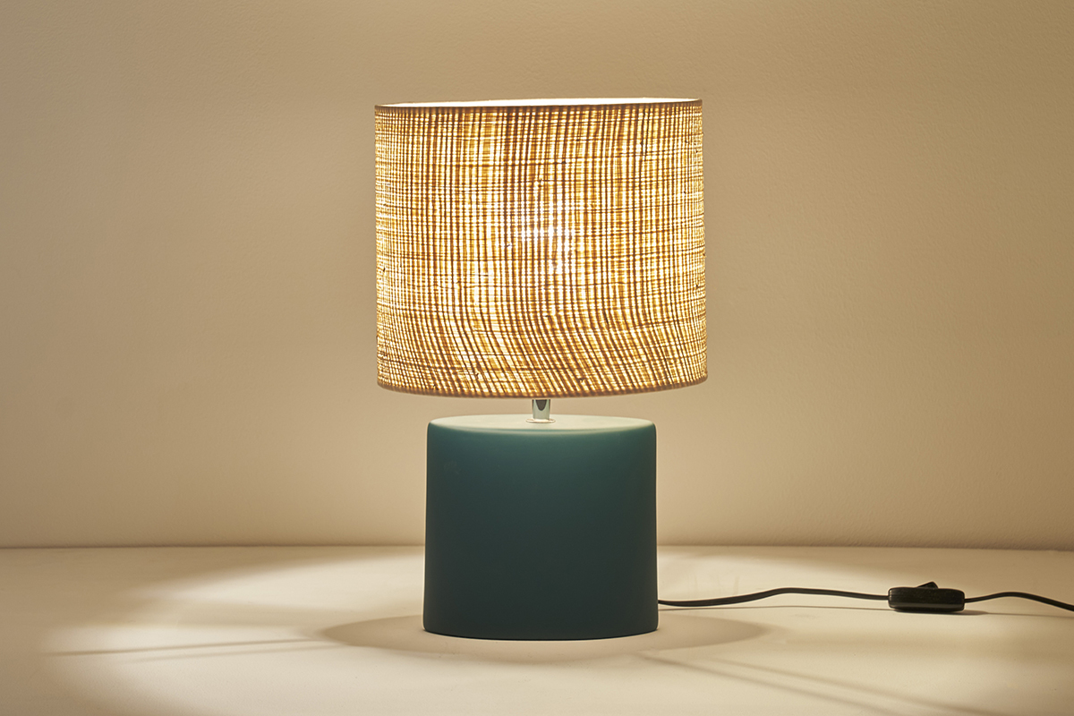 Lampe � poser en c�ramique bleu p�trole mat et abat-jour en raphia naturel H40 cm TIGA