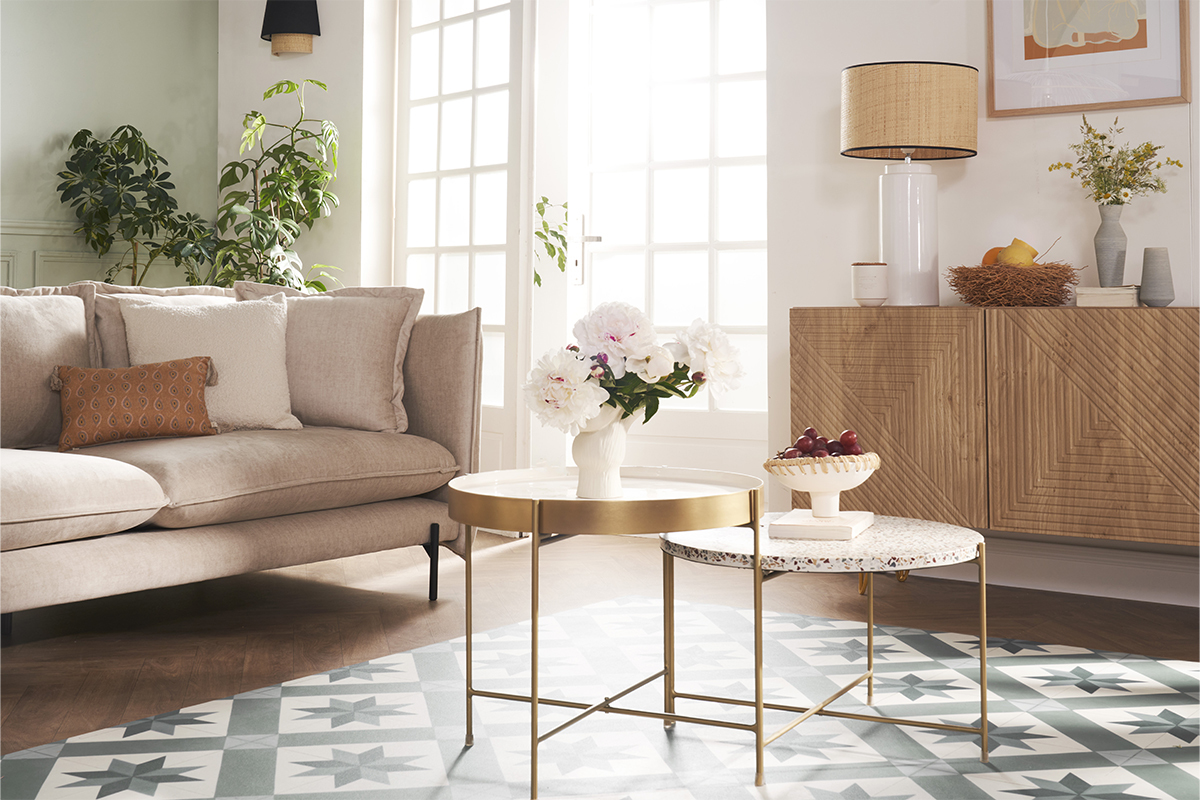 Lampe � poser en c�ramique blanche et abat-jour raphia sur buffet en bois, int�rieur lumineux.