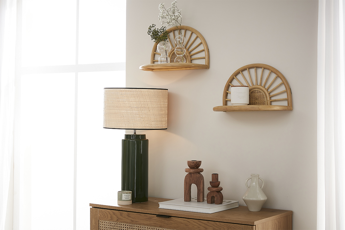 Lampe en c�ramique �maill�e verte avec abat-jour en raphia sur meuble, vue de face.
