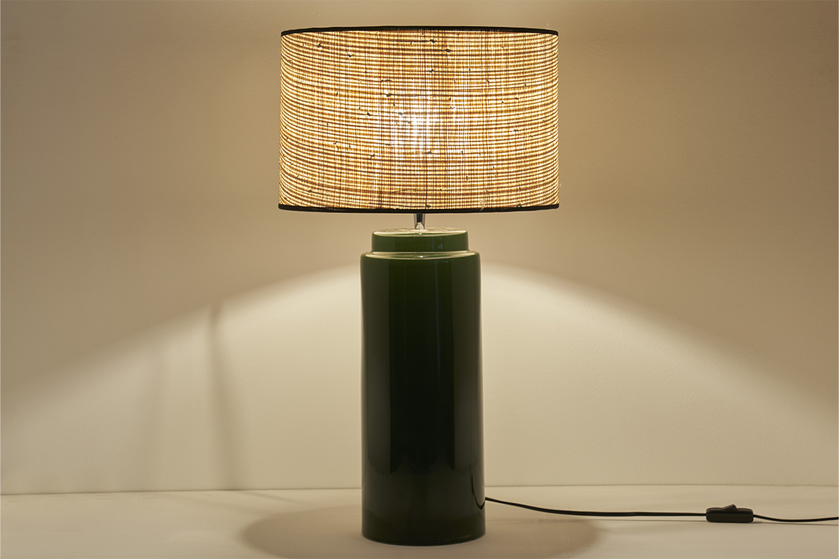 Lampe � poser en c�ramique verte avec abat-jour en raphia naturel, vue de face.