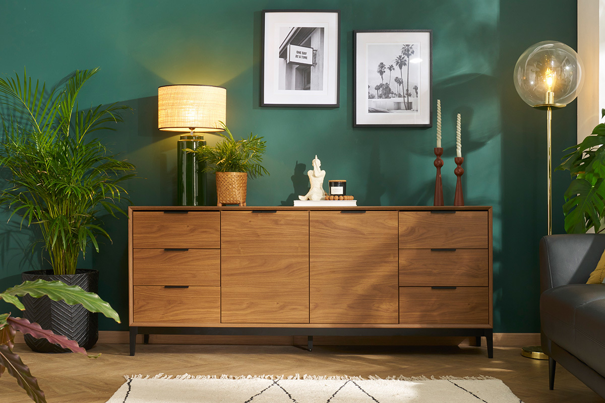 Lampe � poser verte en c�ramique et raphia sur un buffet bois, plante � gauche, mur vert en arri�re-plan.