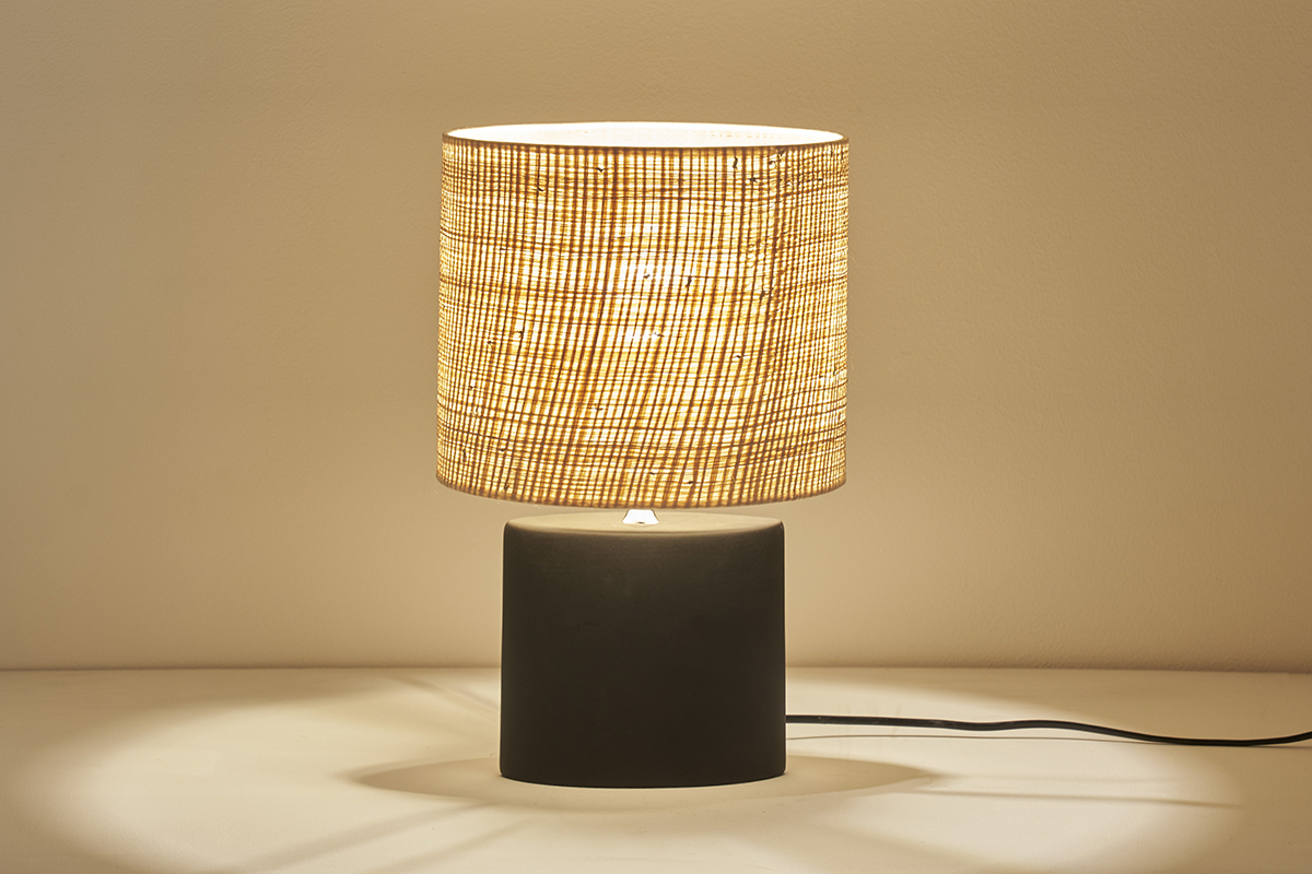 Lampe � poser en c�ramique noire mat et abat-jour en raphia naturel H40 cm TIGA