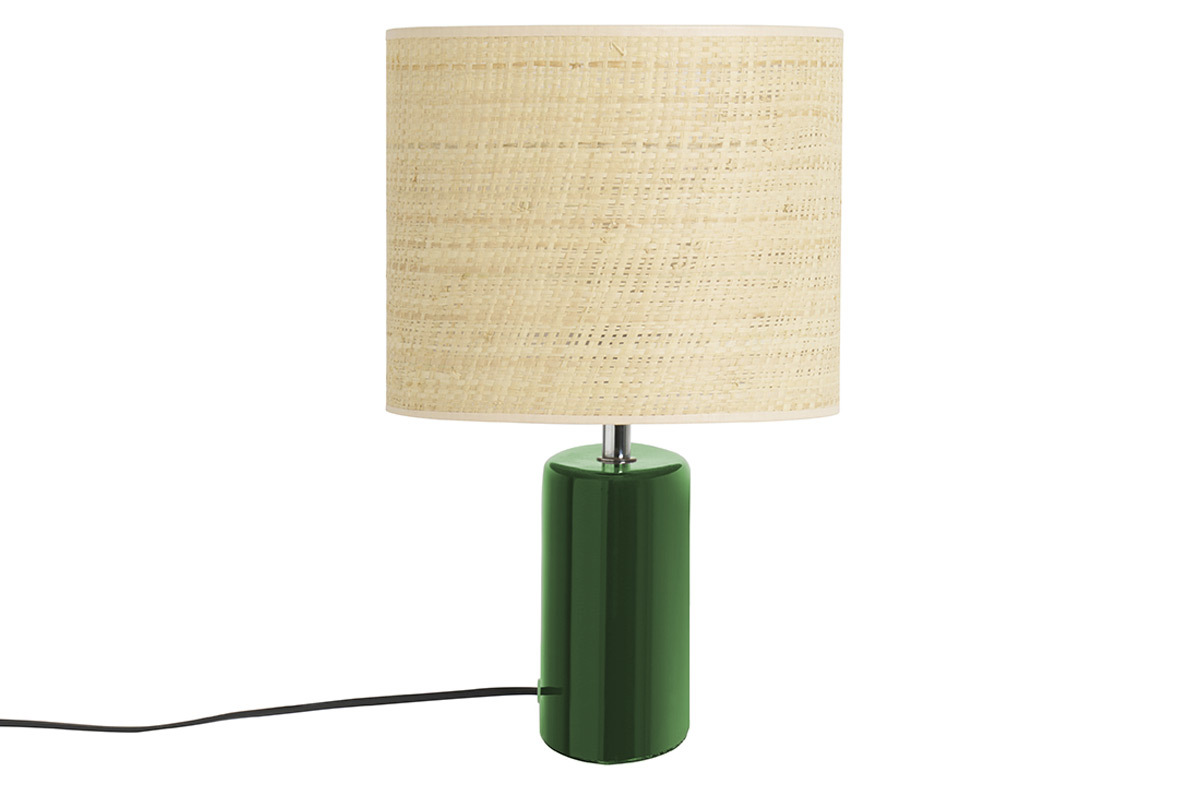Lampe � poser en c�ramique vert fonc� avec abat-jour en raphia naturel, vue de profil.
