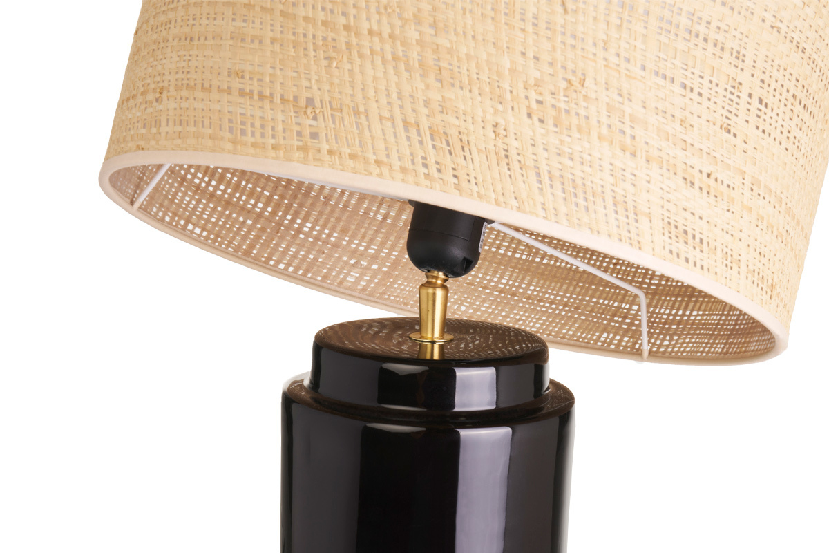 Gros plan sur une lampe noire en c�ramique avec abat-jour en rabane.