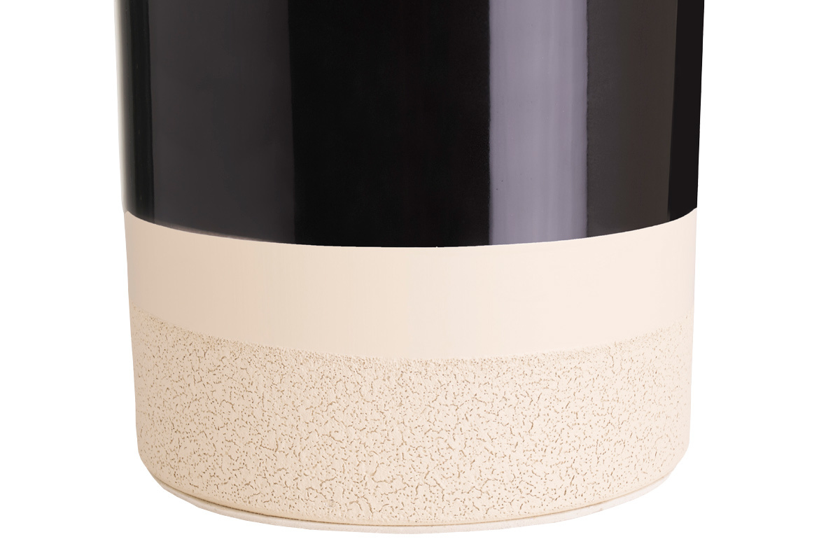 Base cylindrique d'une lampe � poser noire en c�ramique textur�e et �maill�e.