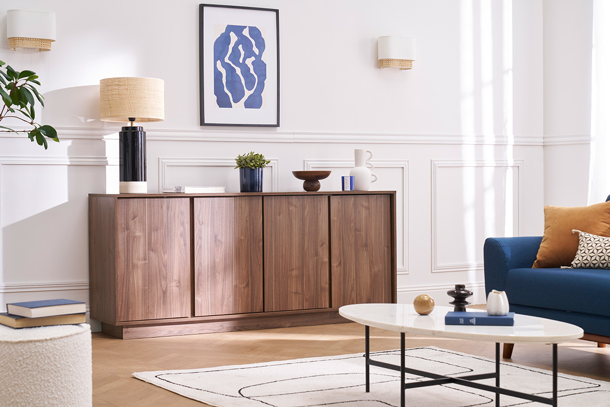 Lampe � poser noire en c�ramique sur un buffet en bois fonc� dans un salon.