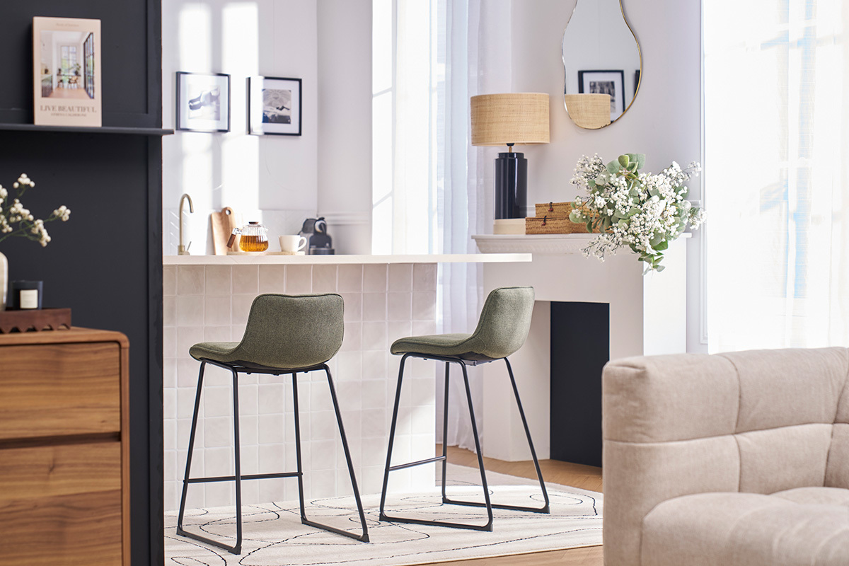 Lampe � poser noire avec abat-jour en rabane sur une �tag�re dans une cuisine lumineuse.