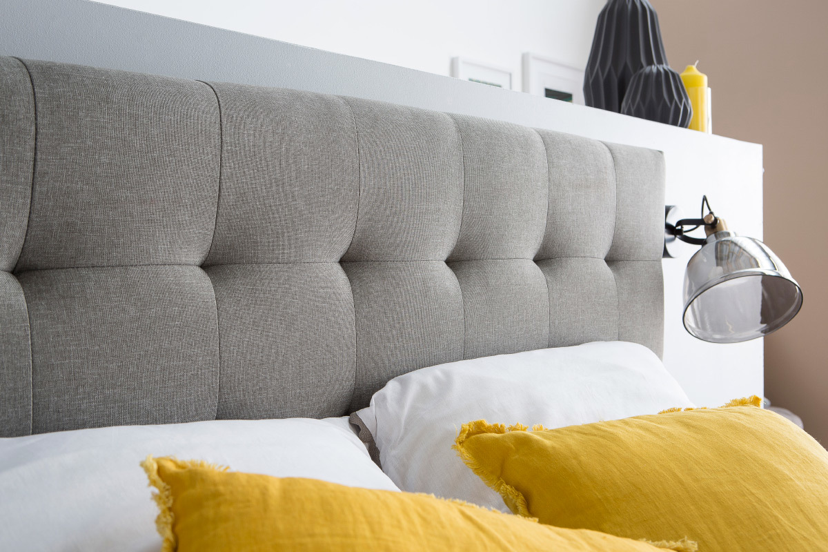 Lit 2 places 140x200cm en bois et tissu gris capitonn� LYNN