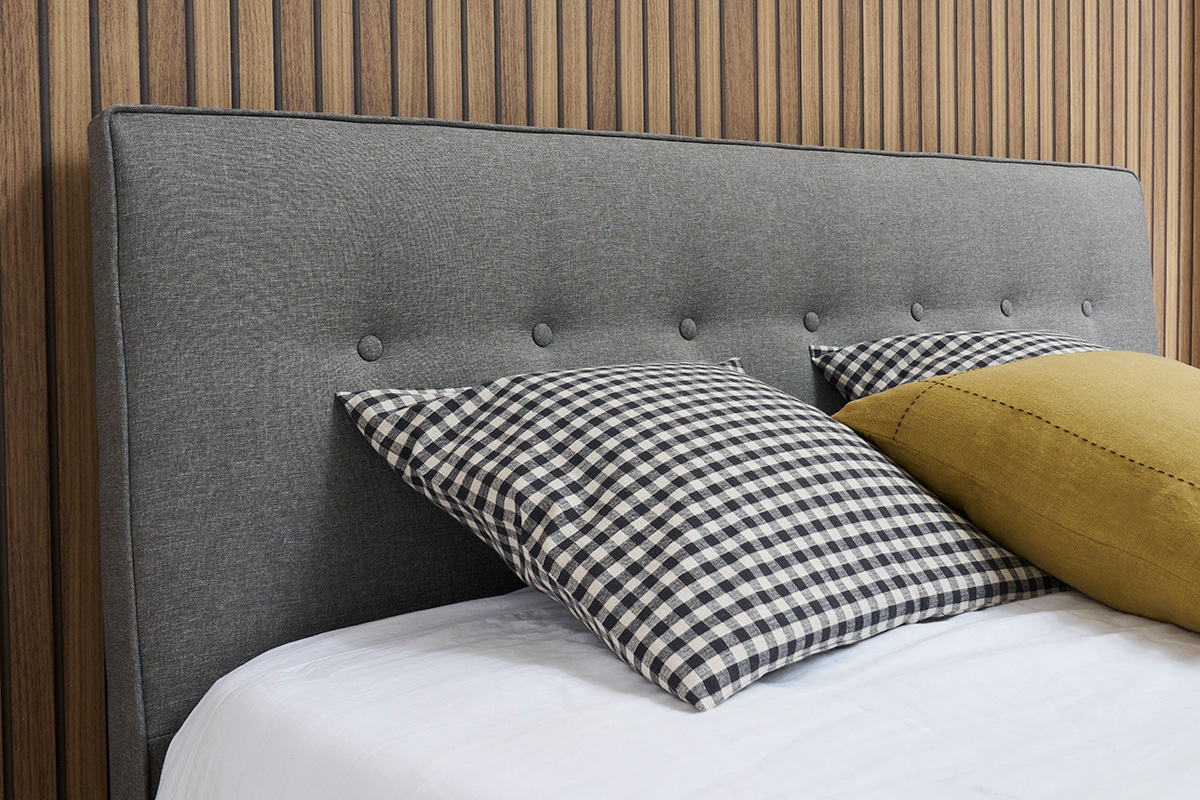 Lit 2 places 160x200 cm avec t�te de lit en tissu gris clair LEONCE