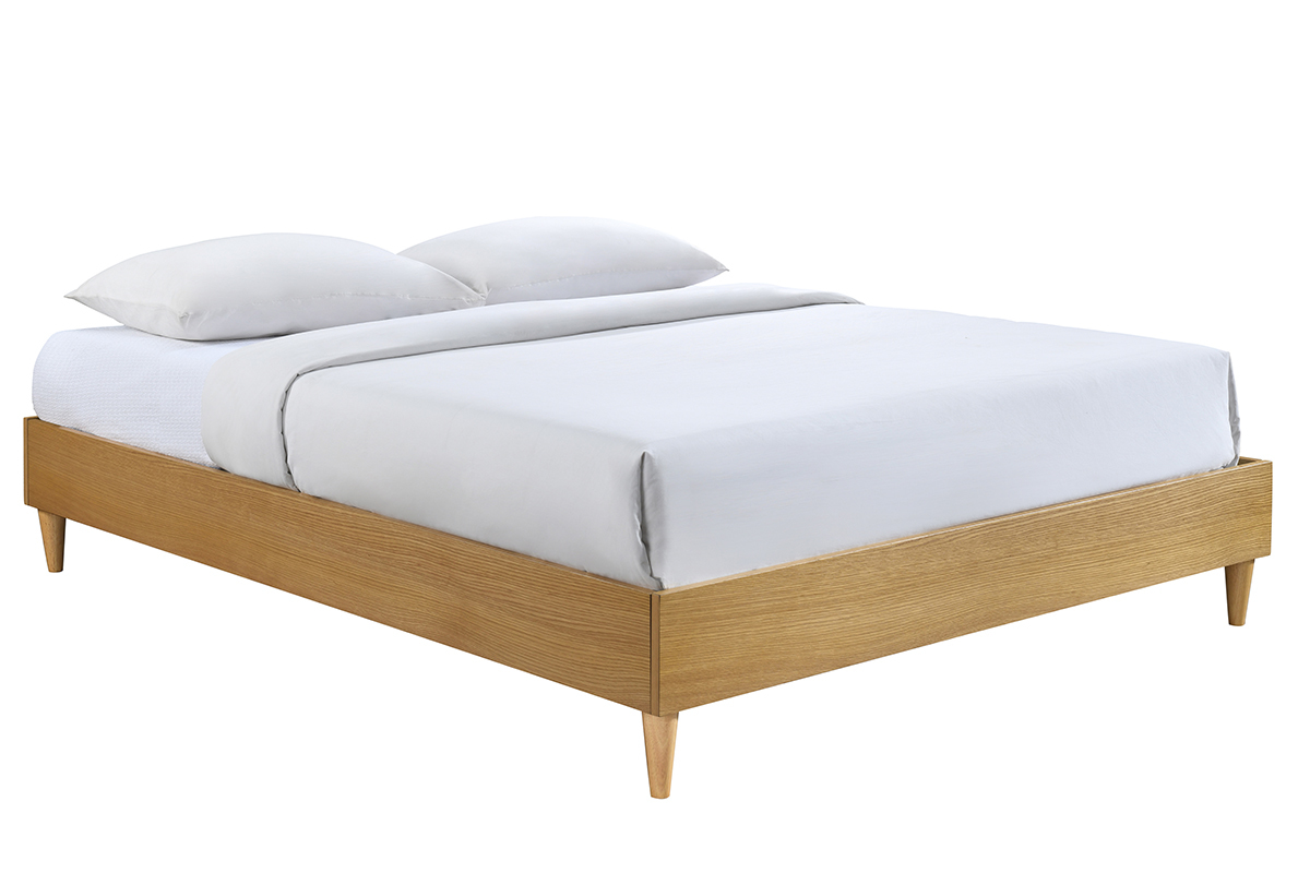 Lit 2 places 160x200 cm en bois clair, avec sommier visible et oreillers blancs.