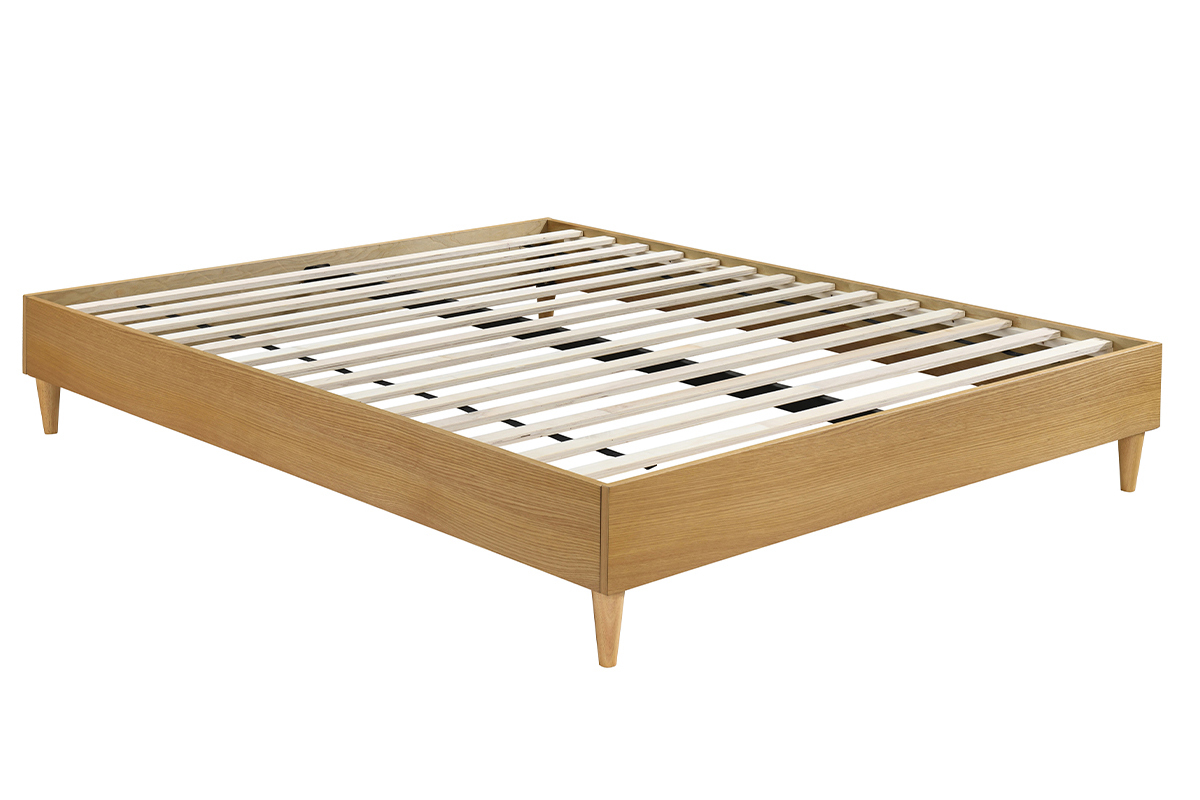 Lit double 160x200 cm en bois clair, vue de trois quarts, avec sommier � lattes