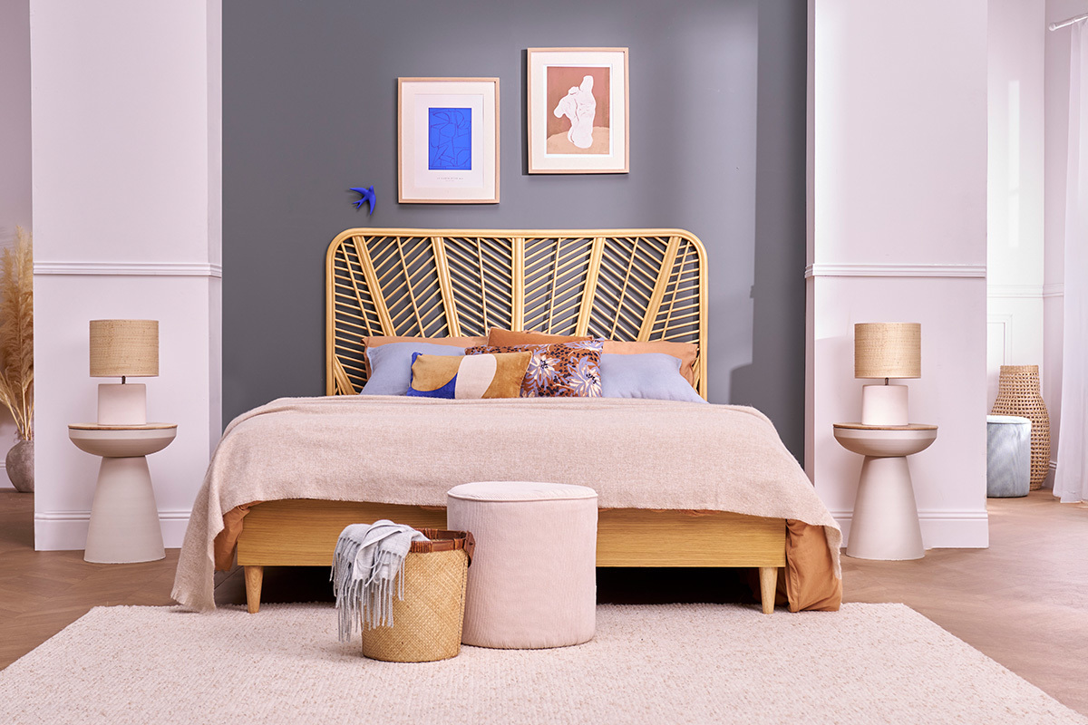 Lit 2 places 160x200 cm en bois clair avec t�te de lit tress�e, d�cor de chambre moderne.