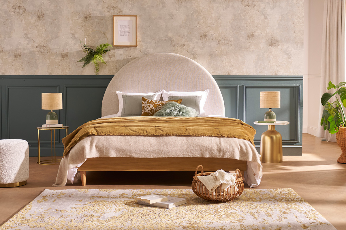 Lit 2 places 160x200 cm en bois, avec d�coration et accessoires dans une chambre �l�gante.