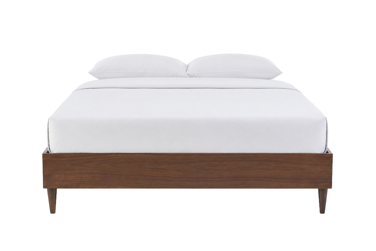 Lit 2 places 160x200 cm en bois fonc�, vue de face avec matelas et oreillers blancs.