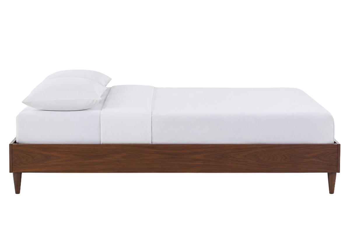 Lit 2 places 160x200 cm en bois fonc�, vue de profil, avec matelas blanc et oreillers.