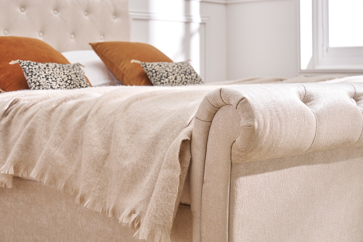 Lit 2 places 160x200 cm en tissu velours beige capitonn� RILEY