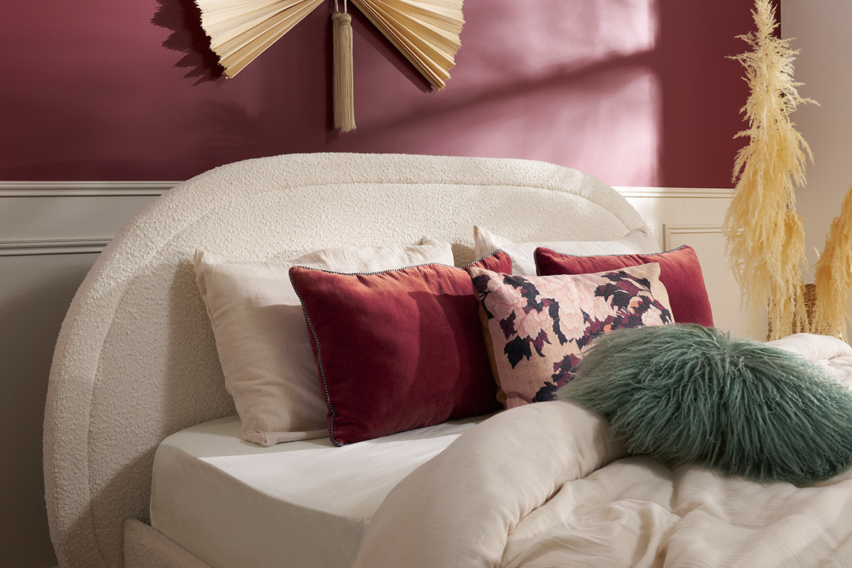 Lit 2 places CHARLINE avec t�te de lit arrondie en tissu effet laine boucl�e, coussins d�coratifs.