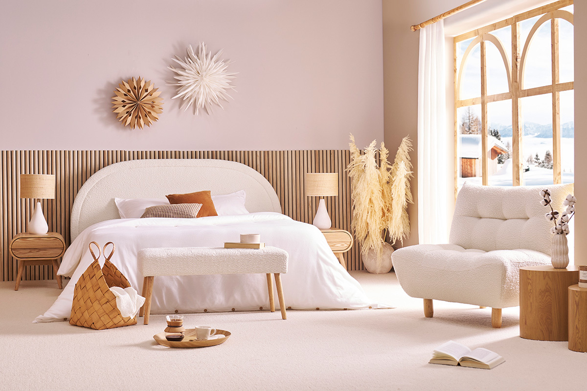 Chambre avec lit double CHARLINE en tissu bouclette, banc, fauteuil et fen�tres avec vue sur neige.