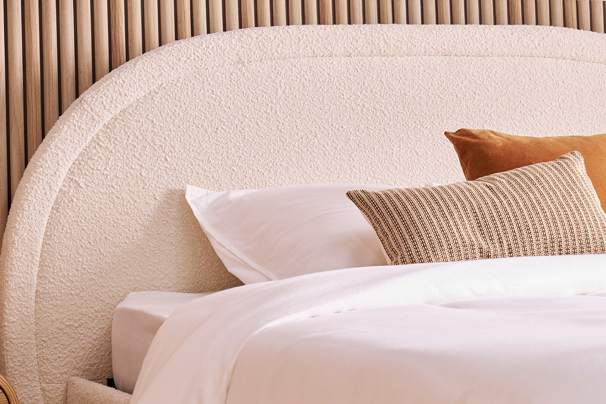 T�te de lit arrondie en tissu boucl� blanc du lit 2 places CHARLINE.
