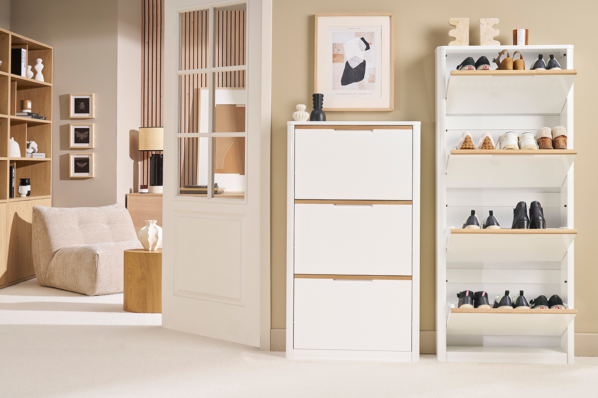 Meuble � chaussures blanc laqu� brillant KIRK � 4 portes, vue de face dans un salon moderne.