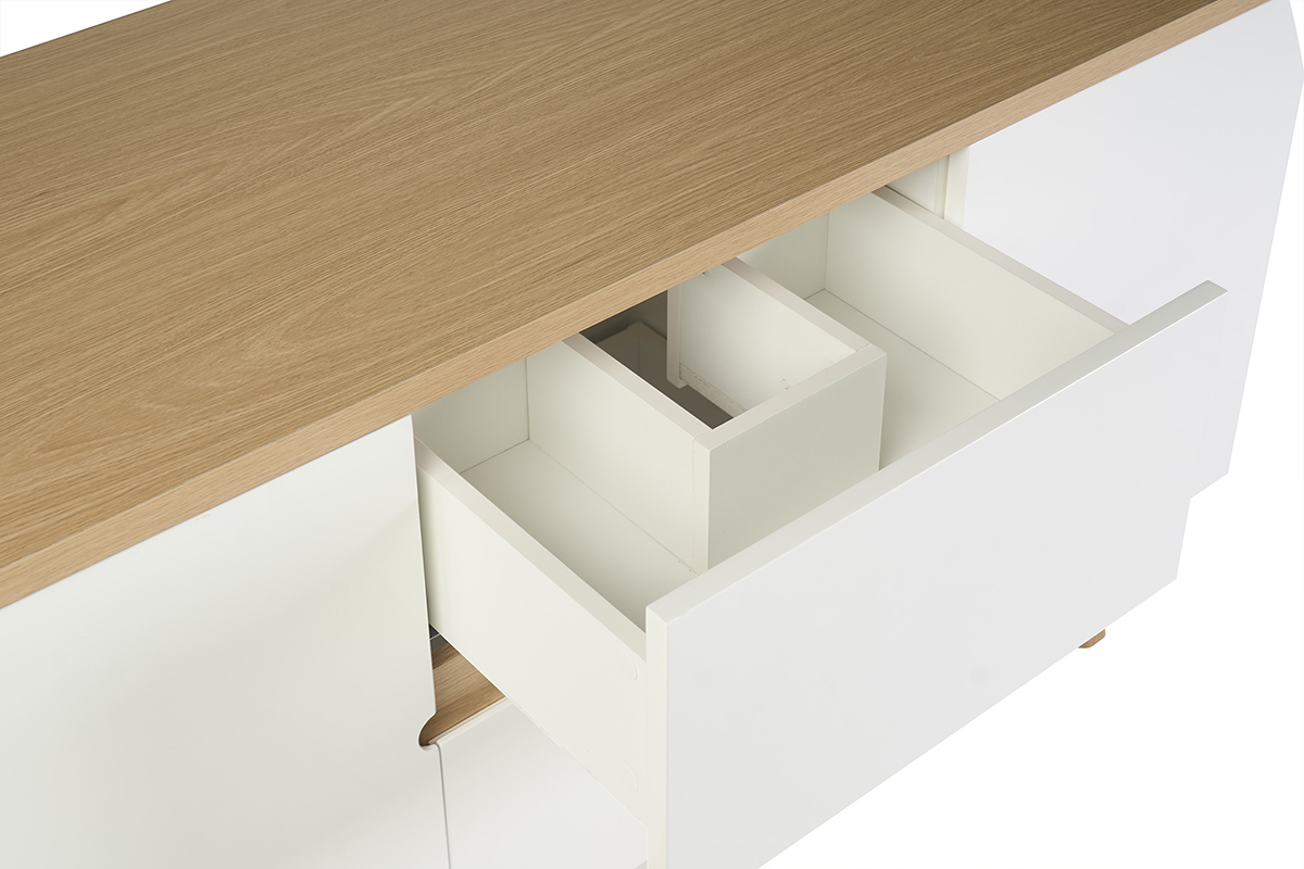 Meuble de salle de bain blanc laqu� avec plateau en bois clair, tiroirs ouverts, vue de dessus
