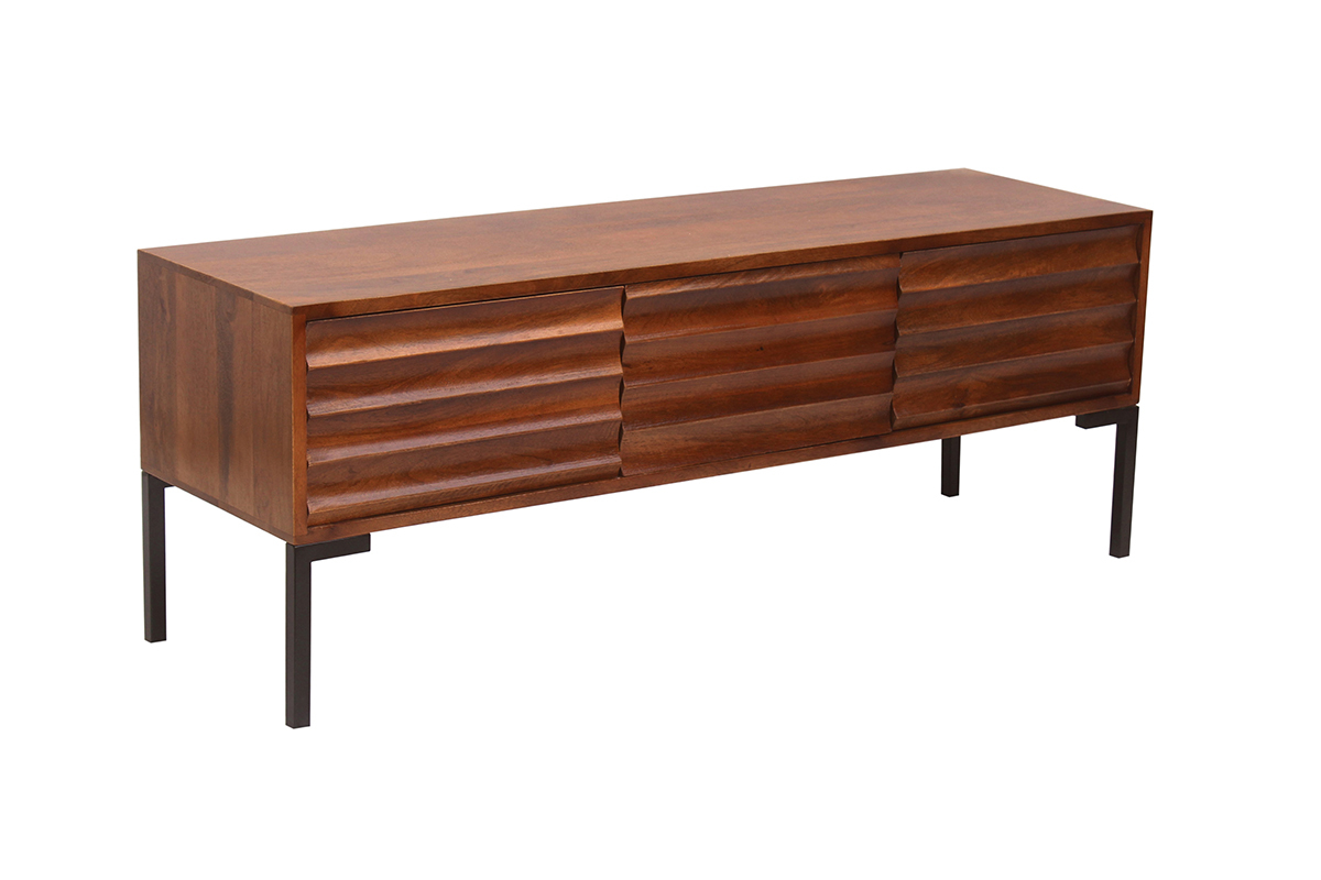Meuble TV en bois manguier massif et m�tal noir, 3 portes, 120 cm, vue de trois-quarts.