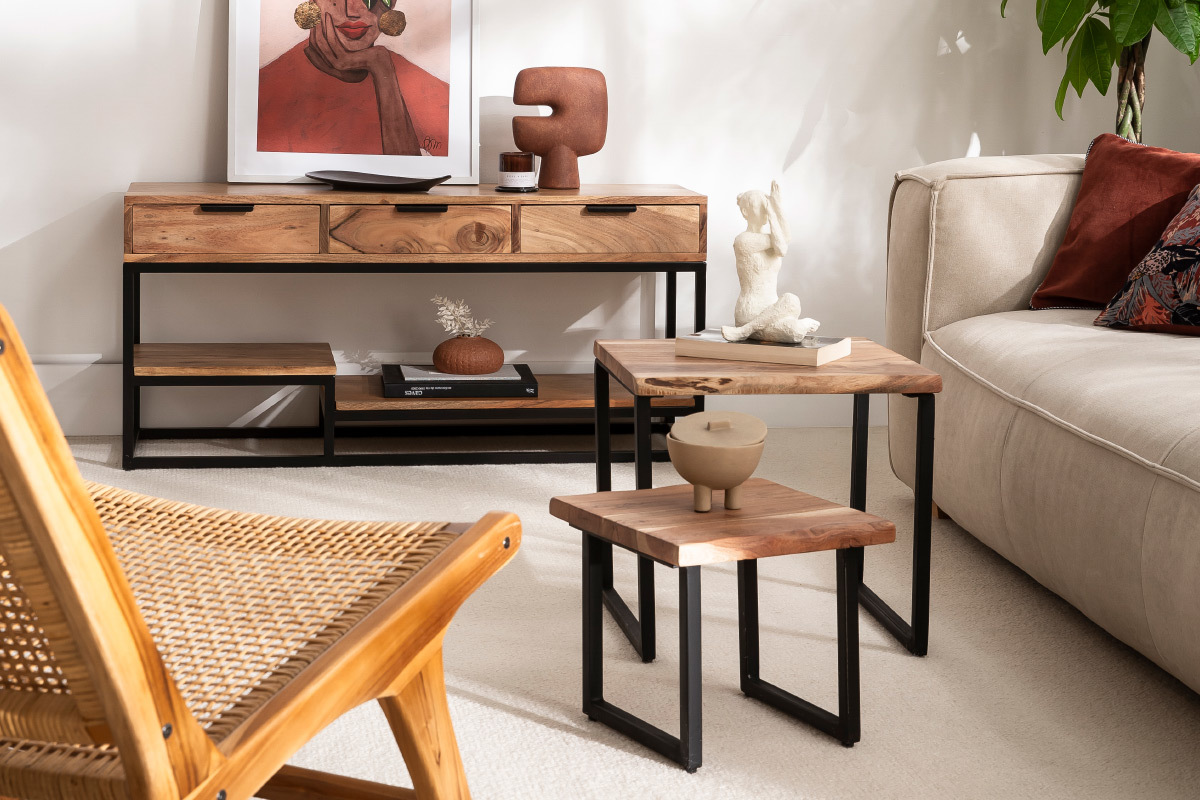 Meuble TV WARREN en bois massif et m�tal noir avec table basse assortie, vue de face.