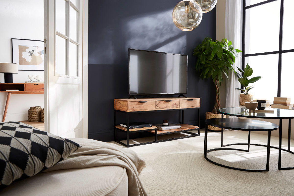 Meuble TV en bois et m�tal noir  avec table basse assortie.