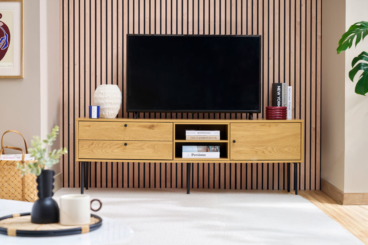 Meuble TV en bois clair ch�ne et m�tal noir avec d�corations et livres, vue de face.