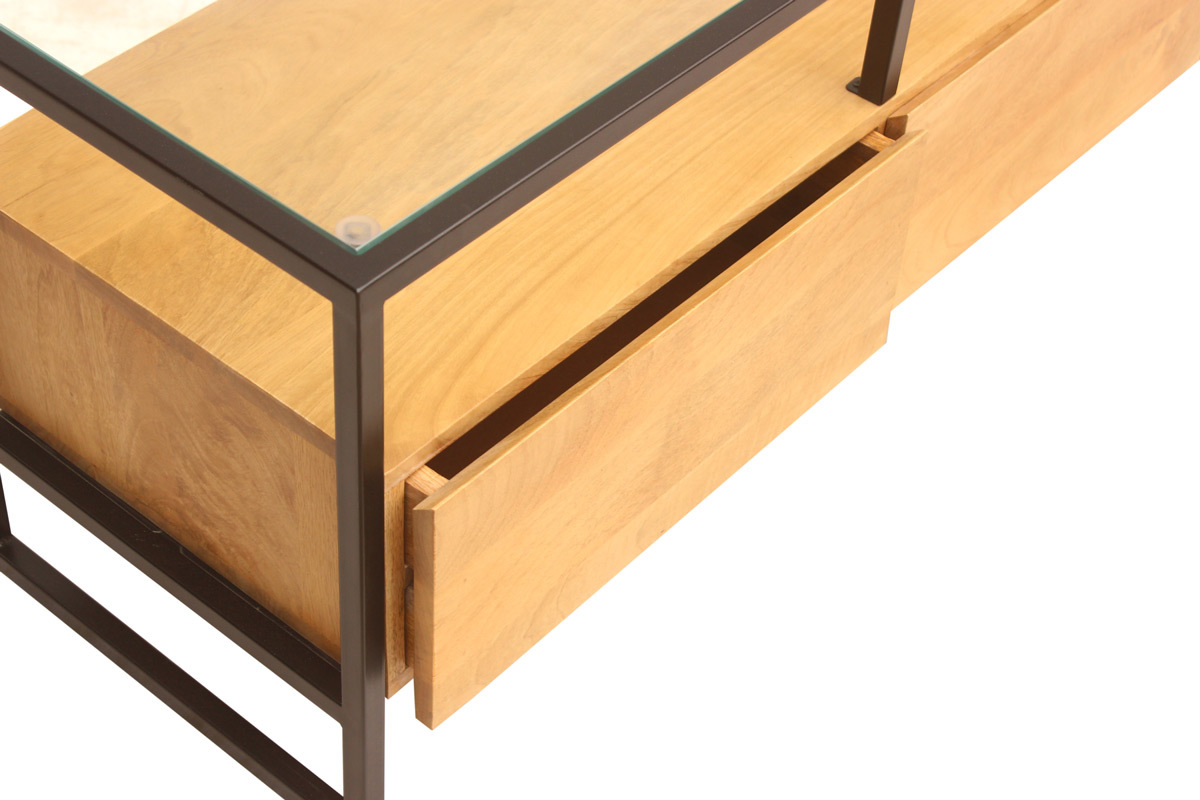Meuble TV en bois de manguier avec tiroir ouvert, structure en m�tal noir et verre sur le dessus.