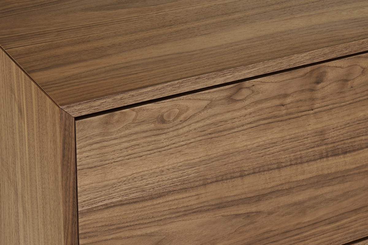D�tail de la surface en bois fonc� du meuble TV MANNY.