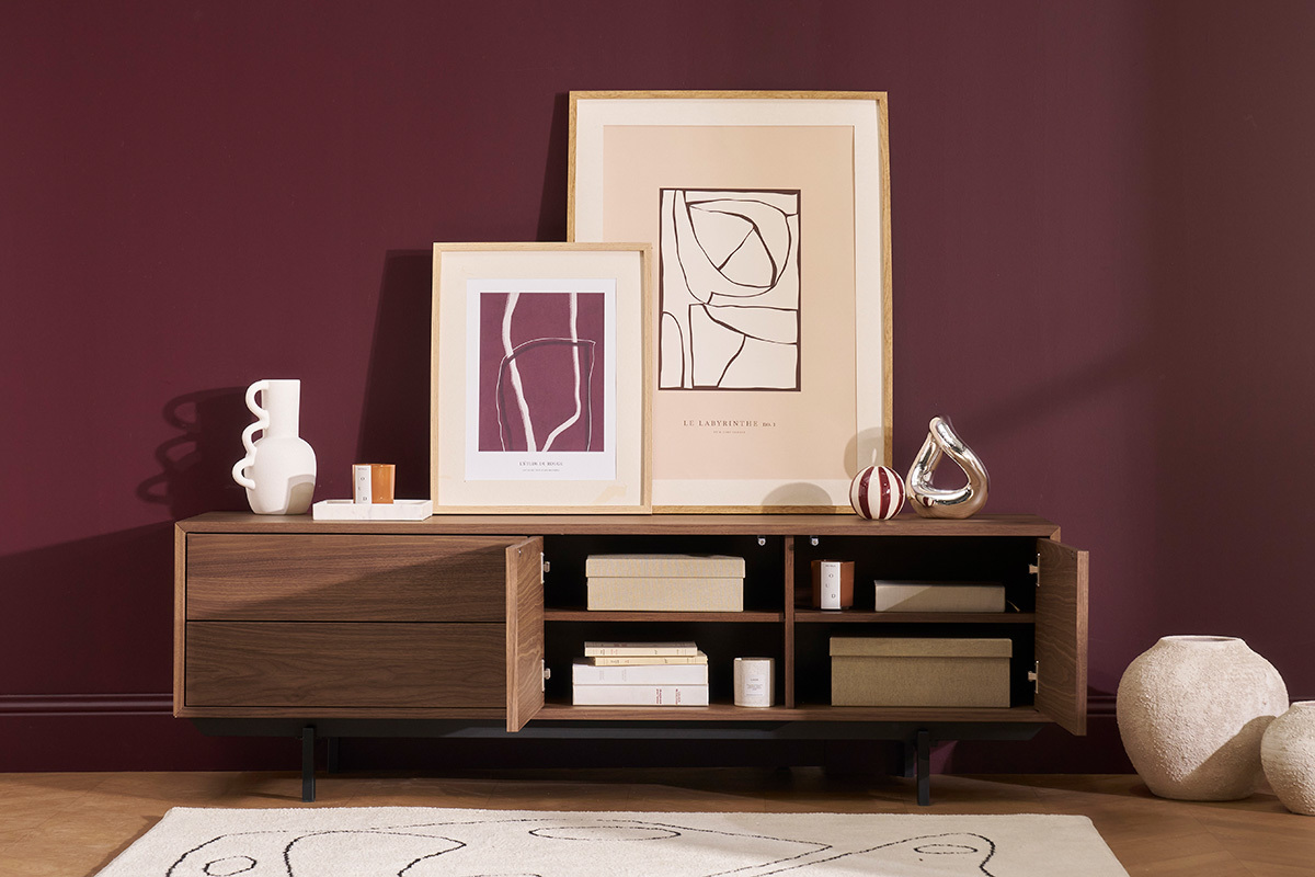 Meuble TV vintage en bois fonc� avec portes ouvertes, rangement visible. D�co et mur violets