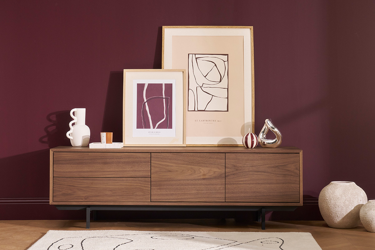 Meuble TV en bois fonc� avec d�coration et mur violet, vue de face.