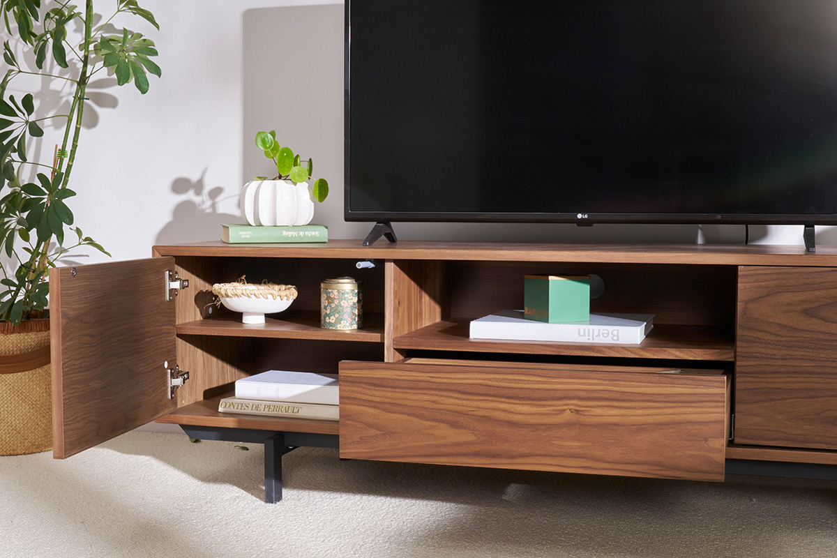 Meuble TV en bois fonc� avec porte et tiroir ouverts, objets de d�coration visibles.