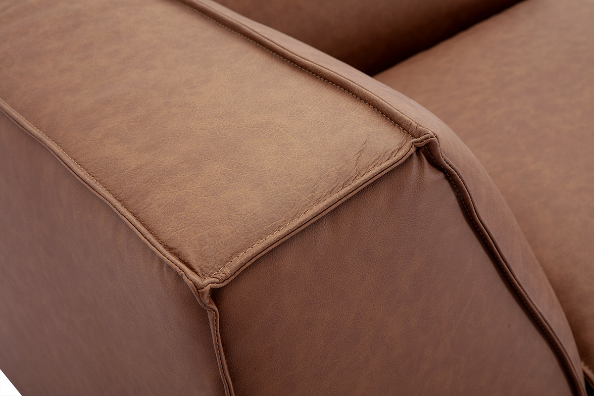 Zoom sur accoudoir en cuir d'un canap� marron