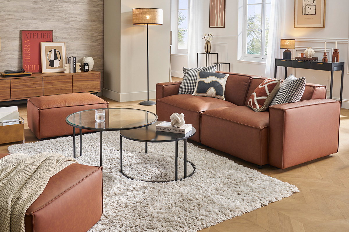 Salon avec canap� modulable en cuir marron SPLIT, tables basses et d�co vintage.