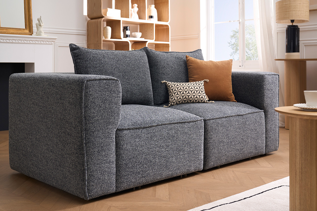 Vue de 3/4 du module d'angle gauche KERRY en tissu chin� gris fonc�, avec coussins d�coratifs.