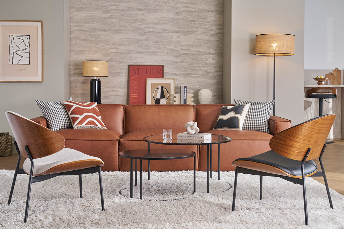 Canap� en cuir marron SPLIT avec coussins, table basse en verre et fauteuils design.