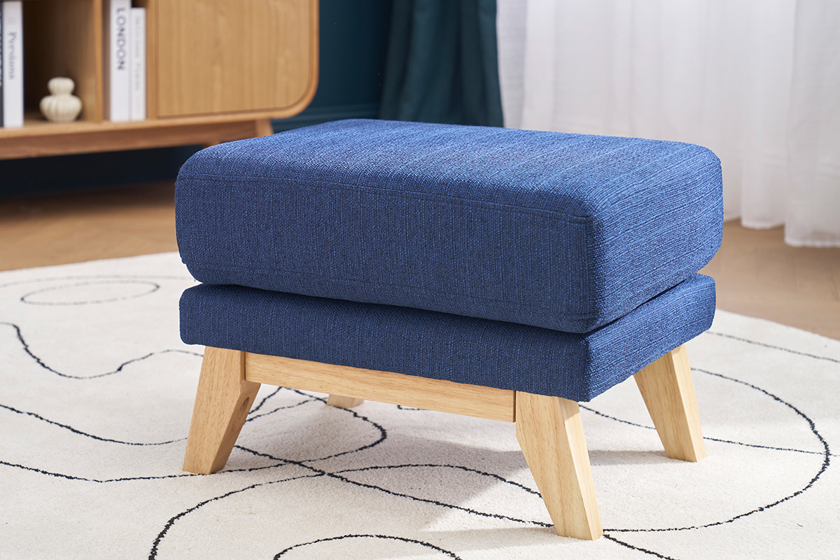 Pouf scandinave bleu fonc� avec pieds en bois clair, vue de c�t�.