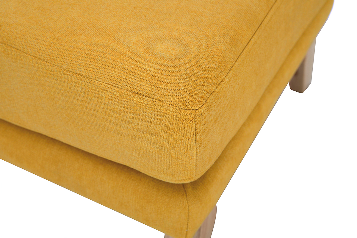 Vue rapproch�e du pouf repose-pieds OSLO en tissu velours jaune moutarde avec pieds en bois clair.