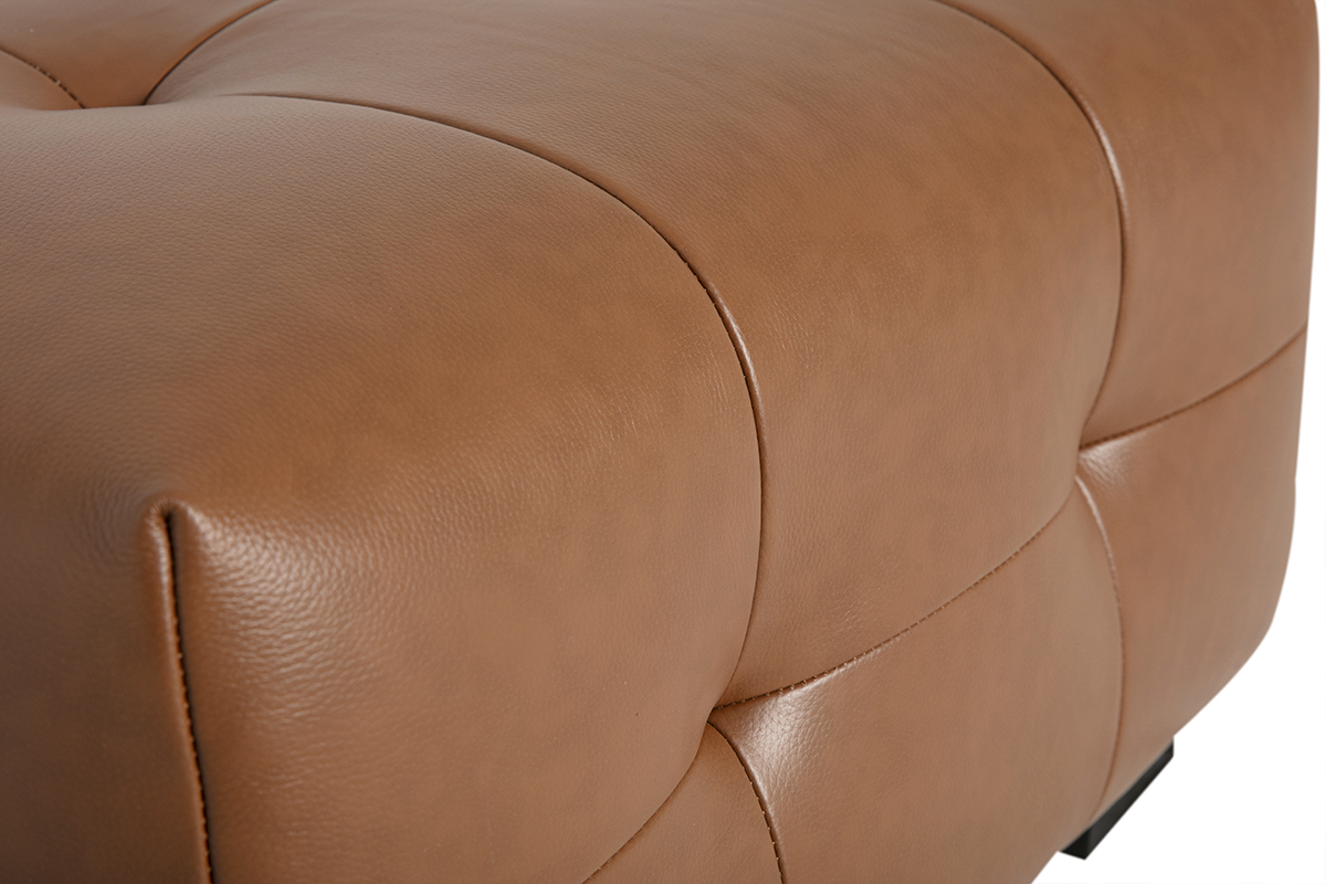 Gros plan sur le pouf repose-pieds CORTO en cuir marron, montrant les coutures et le rembourrage.