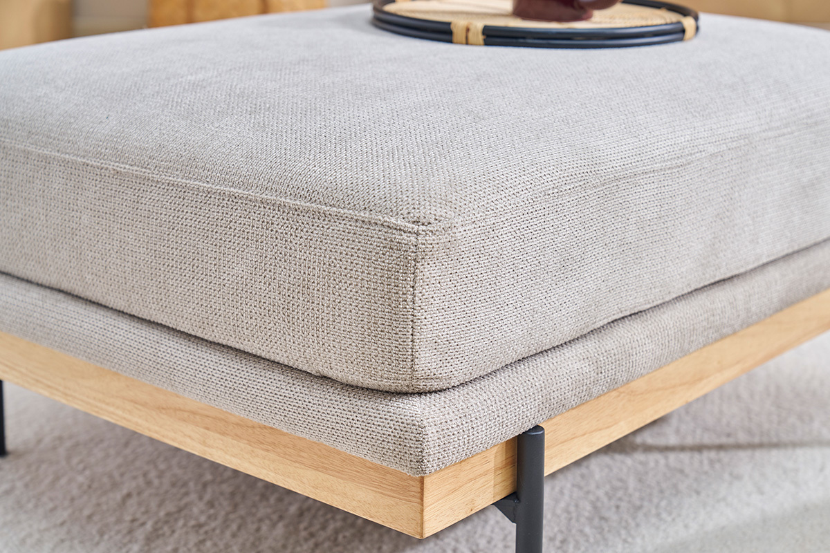 Pouf TODD en tissu chenille beige, vue de pr�s, avec base en bois et pieds en m�tal noir.