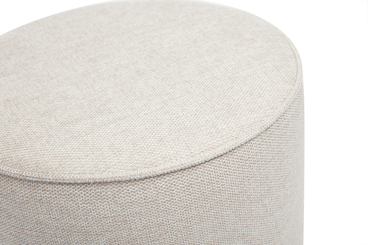 Pouf rond en tissu effet velours textur� beige, gros plan, vue de dessus.