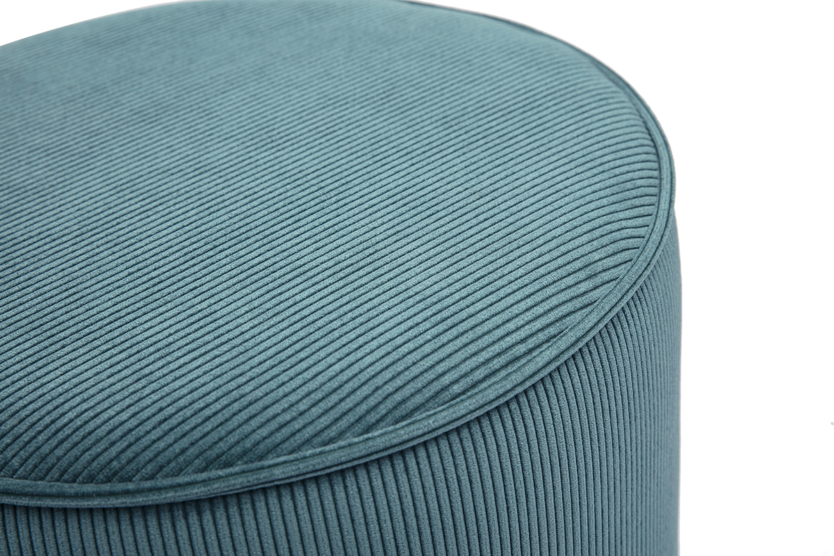 Gros plan sur un pouf rond en velours c�tel� bleu canard.