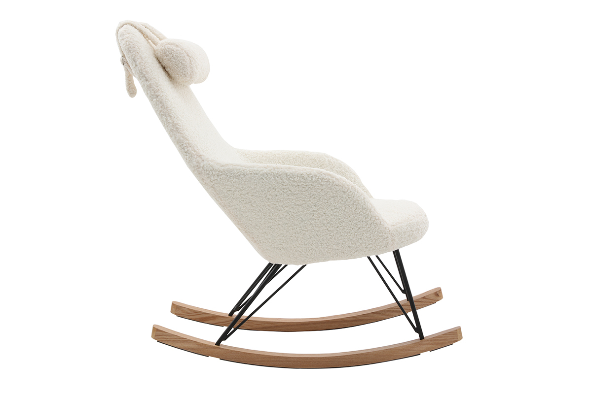Fauteuil � bascule scandinave en tissu effet peau de mouton blanc, vue de profil.