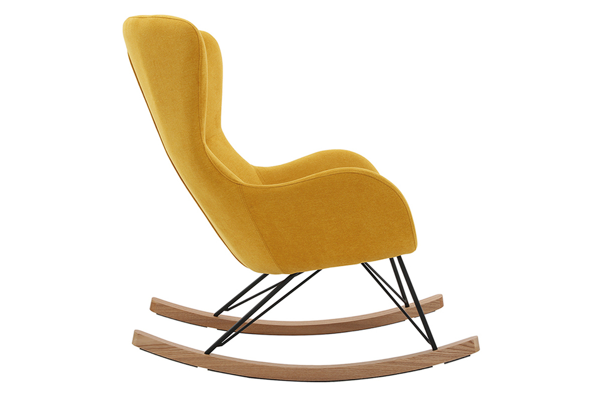 Rocking chair scandinave en tissu velours jaune moutarde, vue de profil, avec m�tal noir et bois clair.
