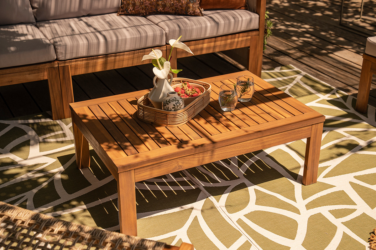 Salon de jardin 3-4 places en bois massif, 2 sets de housse (taupe ou �cru) et accoudoirs tress�s ALOHA